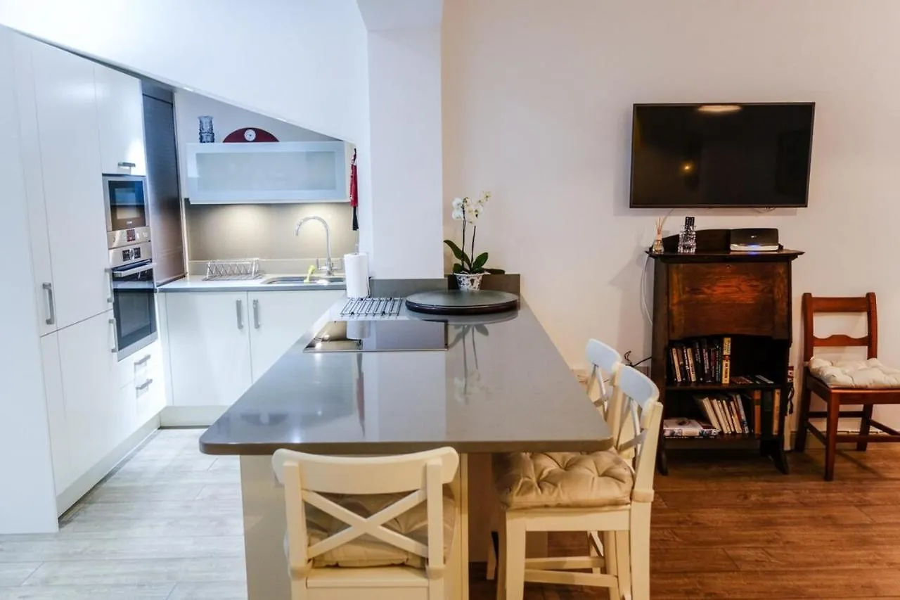Quiet Ground Floor Mews Flat And Parking Apartment Edinburgh
